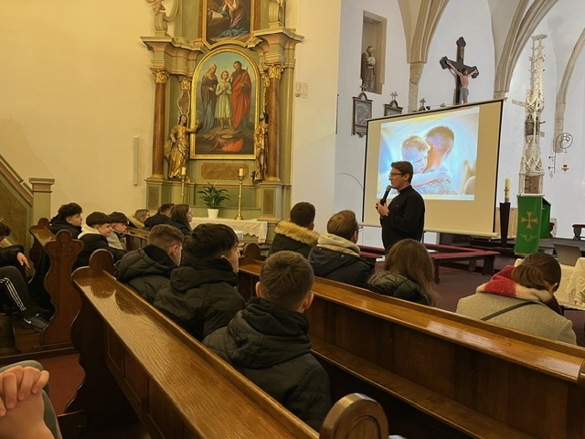 ODRŽAN KURSILJO ZA OVOGODIŠNJE KRIZMANIKE