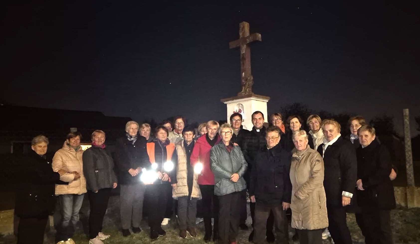 Večernja molitva krunice kod raspela u Nedelišću - Ulica Vinka Karlovića